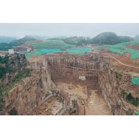 廣西岑溪市花崗巖礦山“開膛破肚”粗放式開采，生態(tài)破壞嚴重